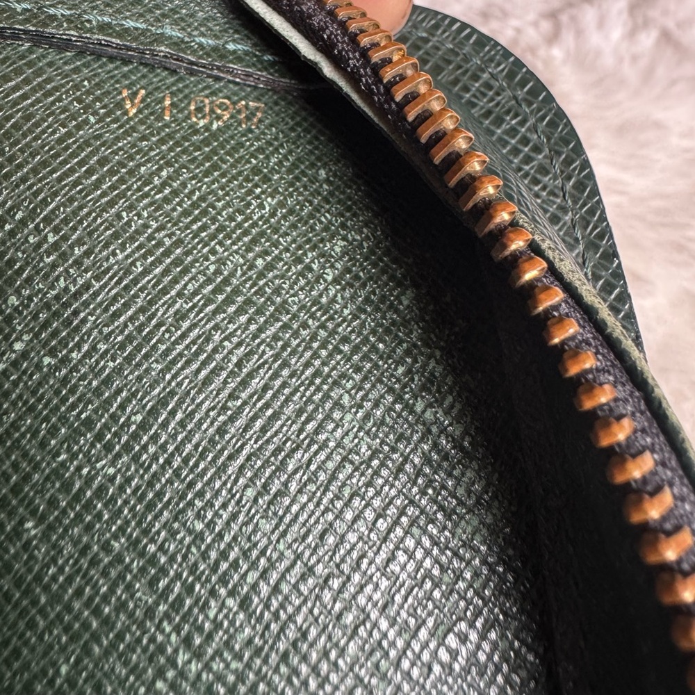 Louis Vuitton Taiga Baikal Leather Wristlet Bag - Picture 4 of 12